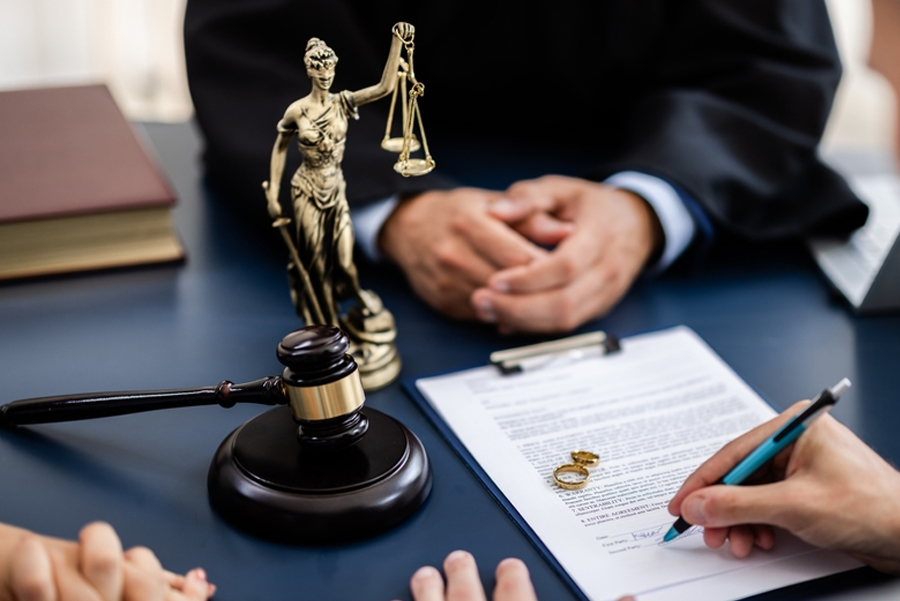 Legal consultation between a criminal defense lawyer and client in Kolkata